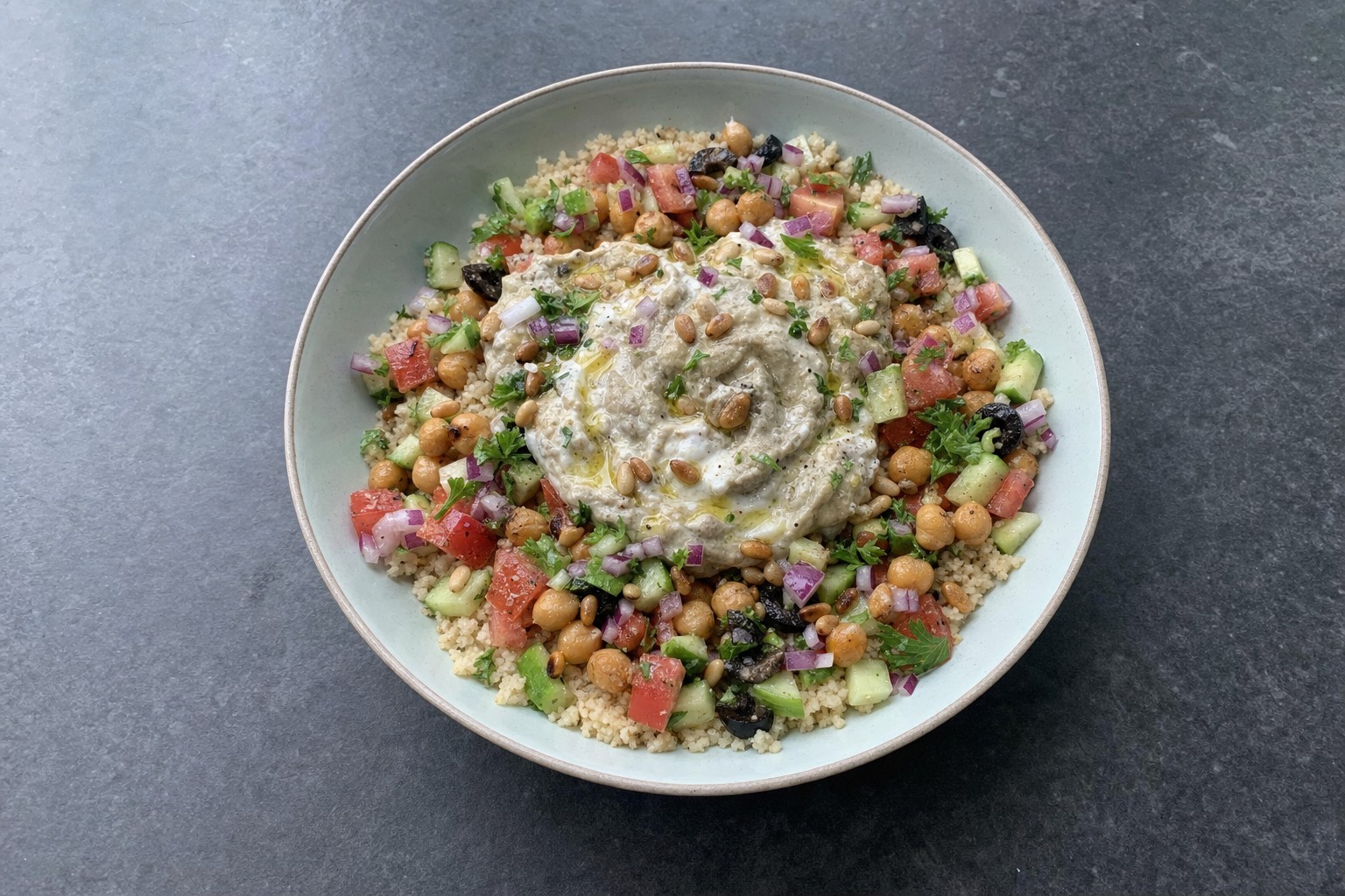 Bowl de Baba Ganoush com Couscous e Grão-de-Bico
