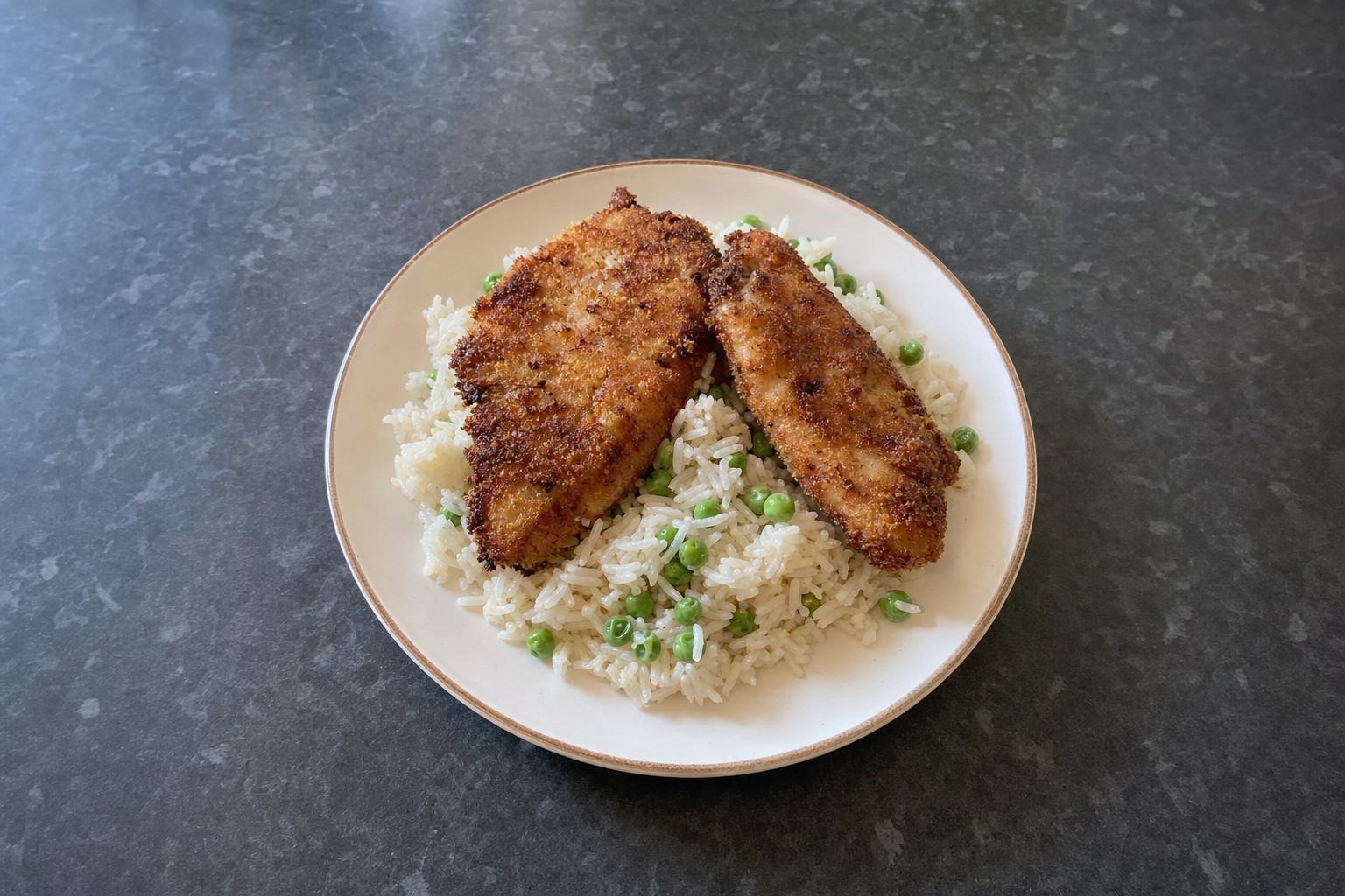 Filetes de Peixe Panados com Arroz de Ervilhas