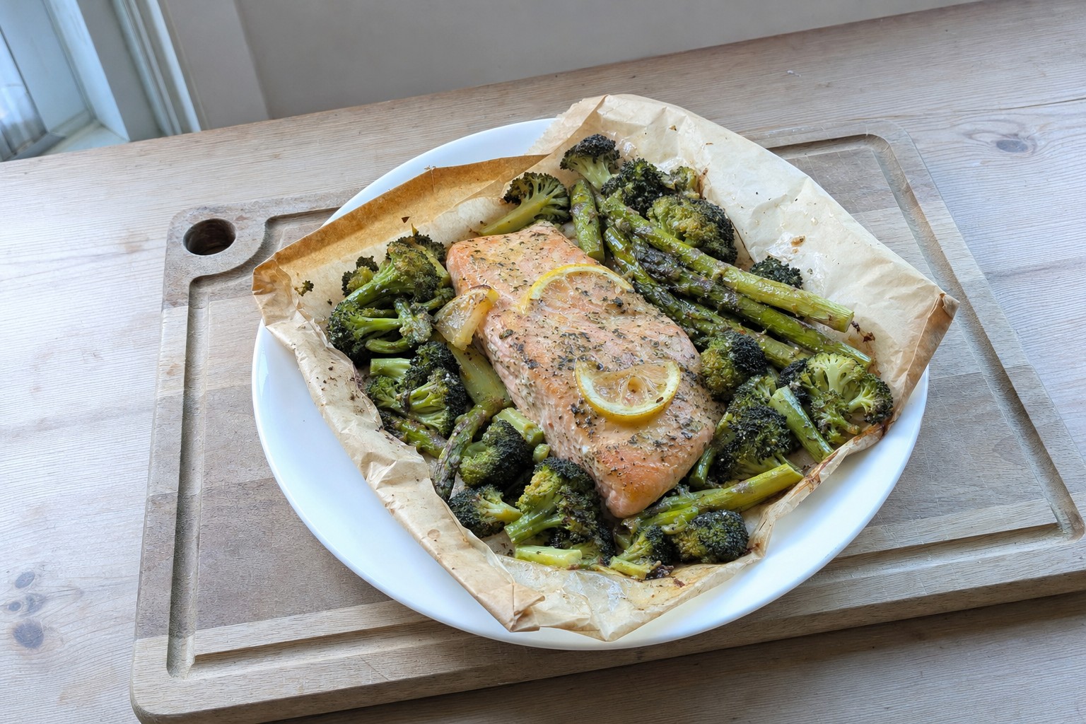 Salmão Assado em Bandeja com Limão e Ervas