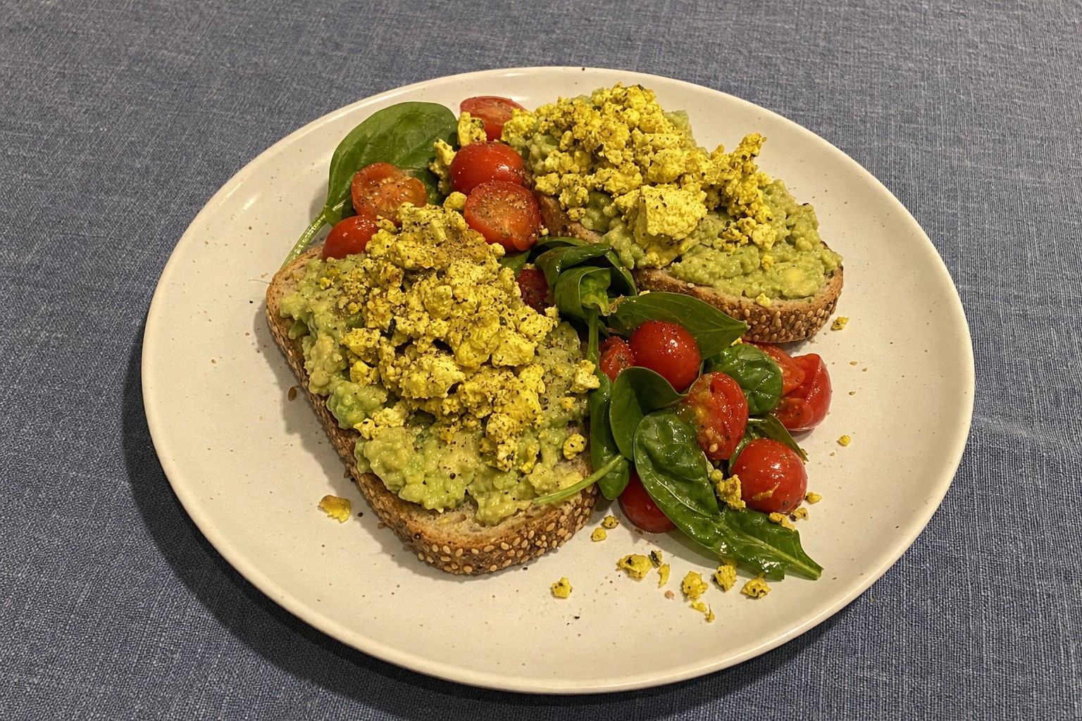 Tofu Mexido com Tostas de Abacate (Versão Almoço)