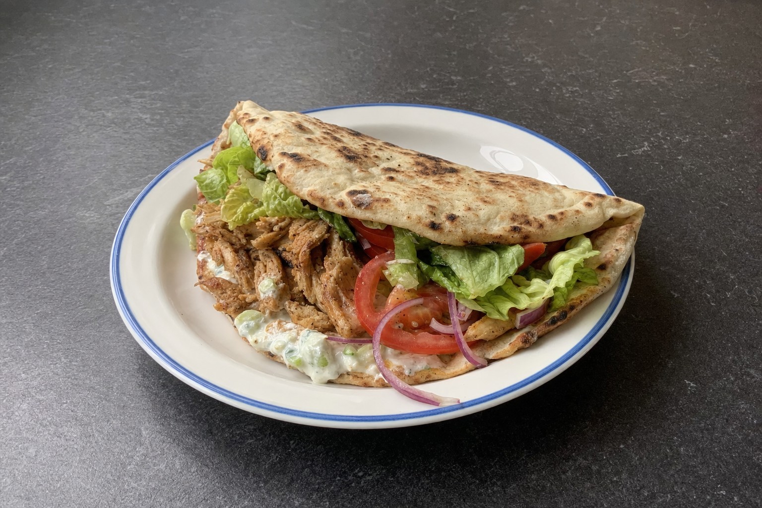 Gyros de frango caseiro com pita e tzatziki