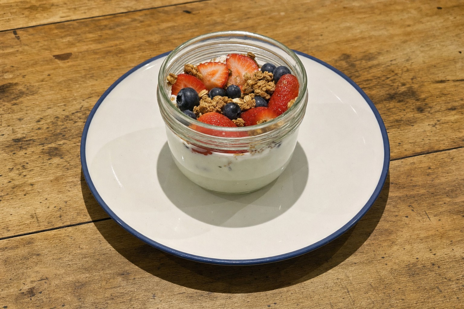 Iogurte Grego com Granola e Fruta Fresca