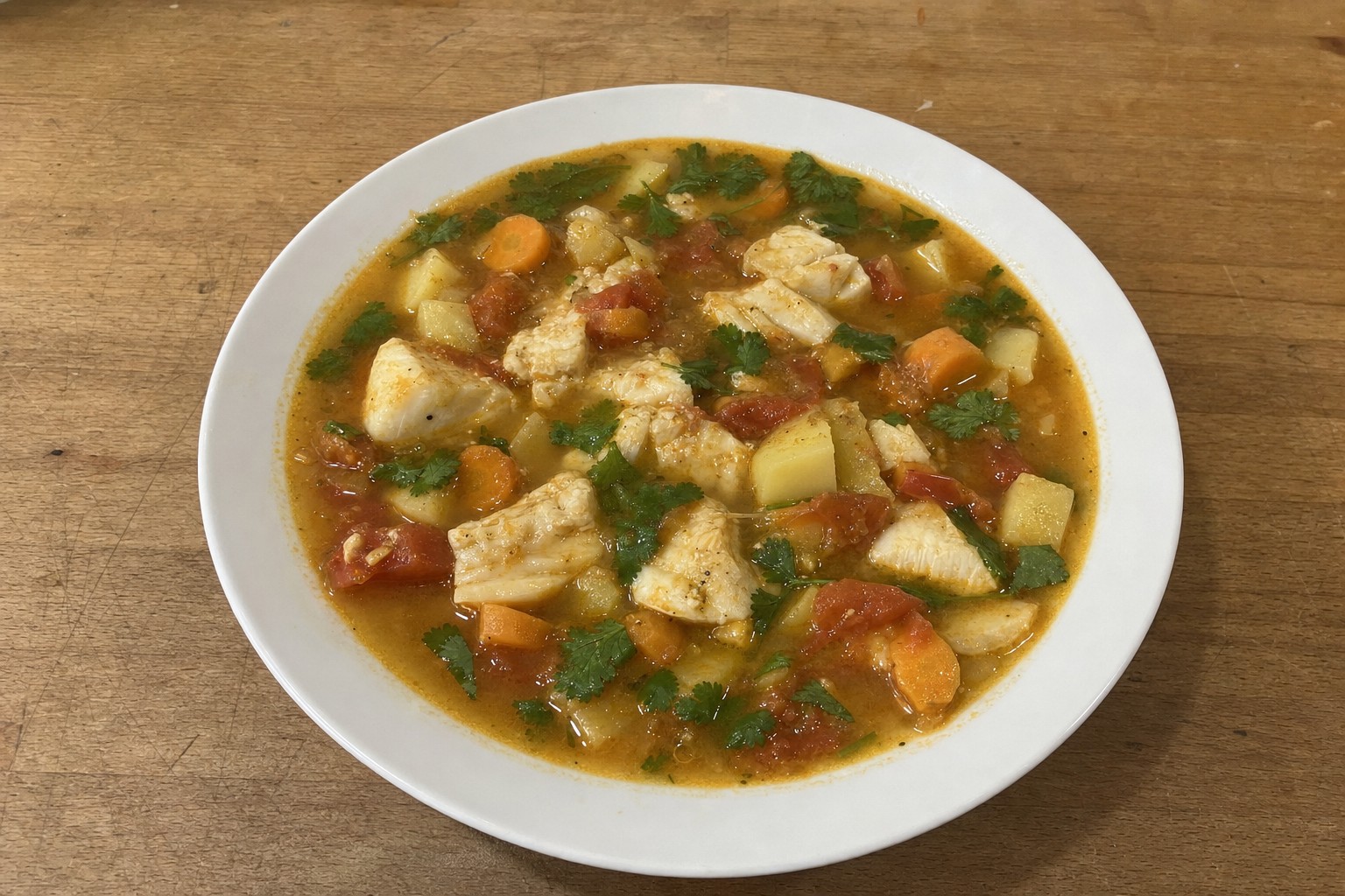 Sopa de peixe com legumes e coentros