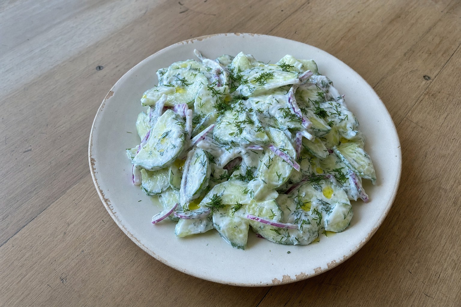 Salada de Pepino com Molho de Iogurte Grego
