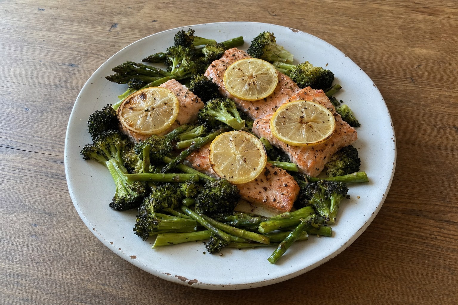 Salmão e Legumes Verdes em Tabuleiro