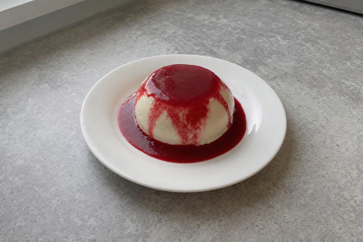 Panna cotta clássica com coulis de frutos vermelhos
