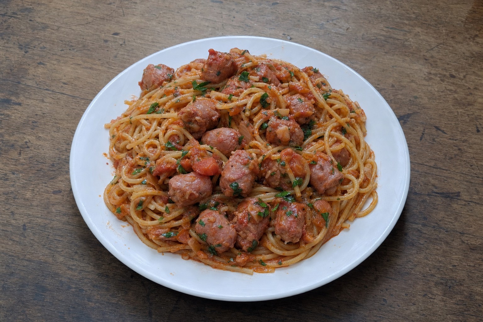 Esparguete com Salsichas Frescas e Molho de Tomate