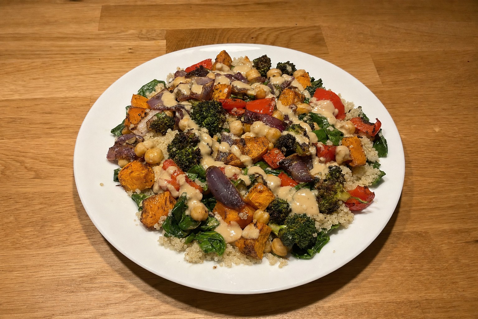 Taça de Quinoa com Legumes Assados e Molho de Tahini