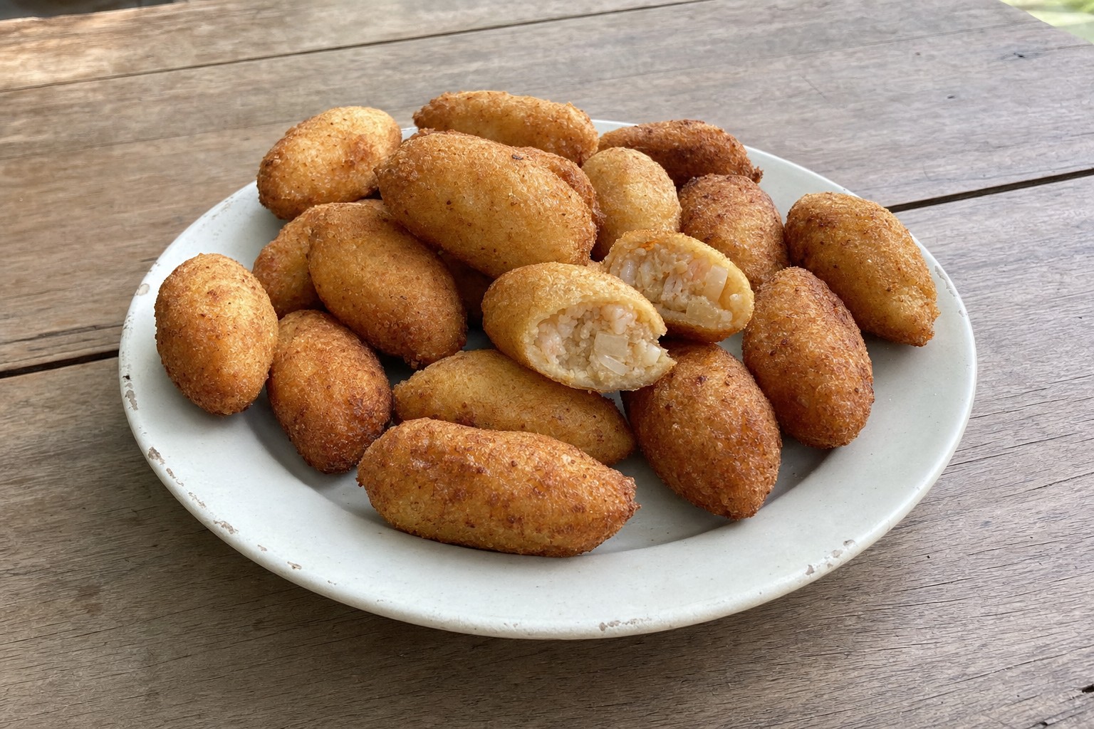 Rissóis de camarão com massa de arroz
