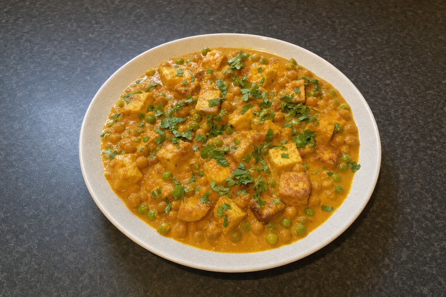 Caril de Tofu com Ervilhas e Leite de Coco