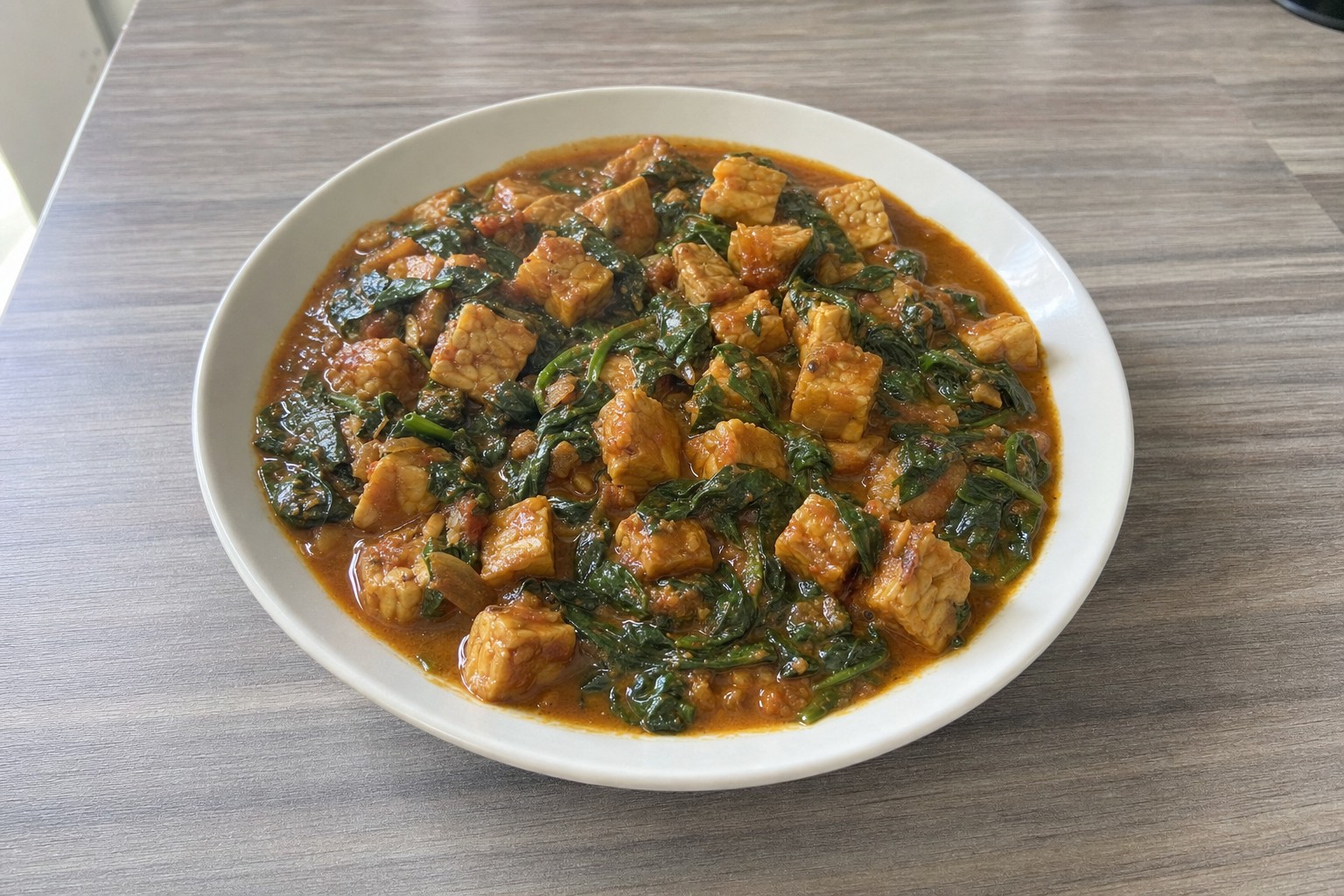 Caril de Tempeh com Espinafres