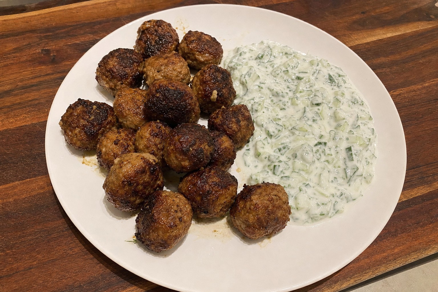 Keftedes com Tzatziki
