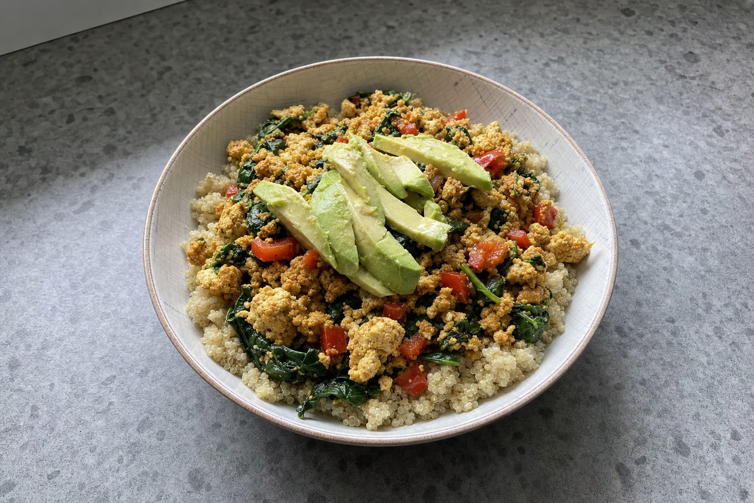 Taça de Tofu Mexido com Quinoa e Legumes