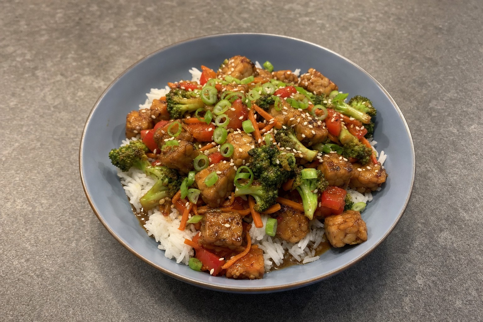 Salteado de Tempeh com Molho de Sésamo e Gengibre