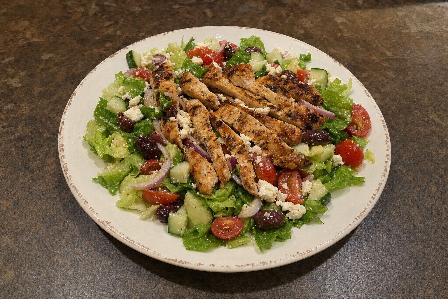 Salada Grega com Frango Grelhado