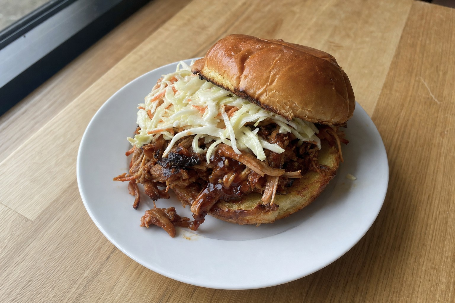 Sandes de Pulled Pork com Coleslaw e Molho BBQ