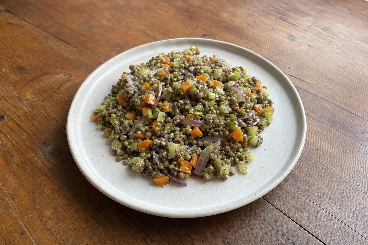 Salada de lentilhas com legumes e limão