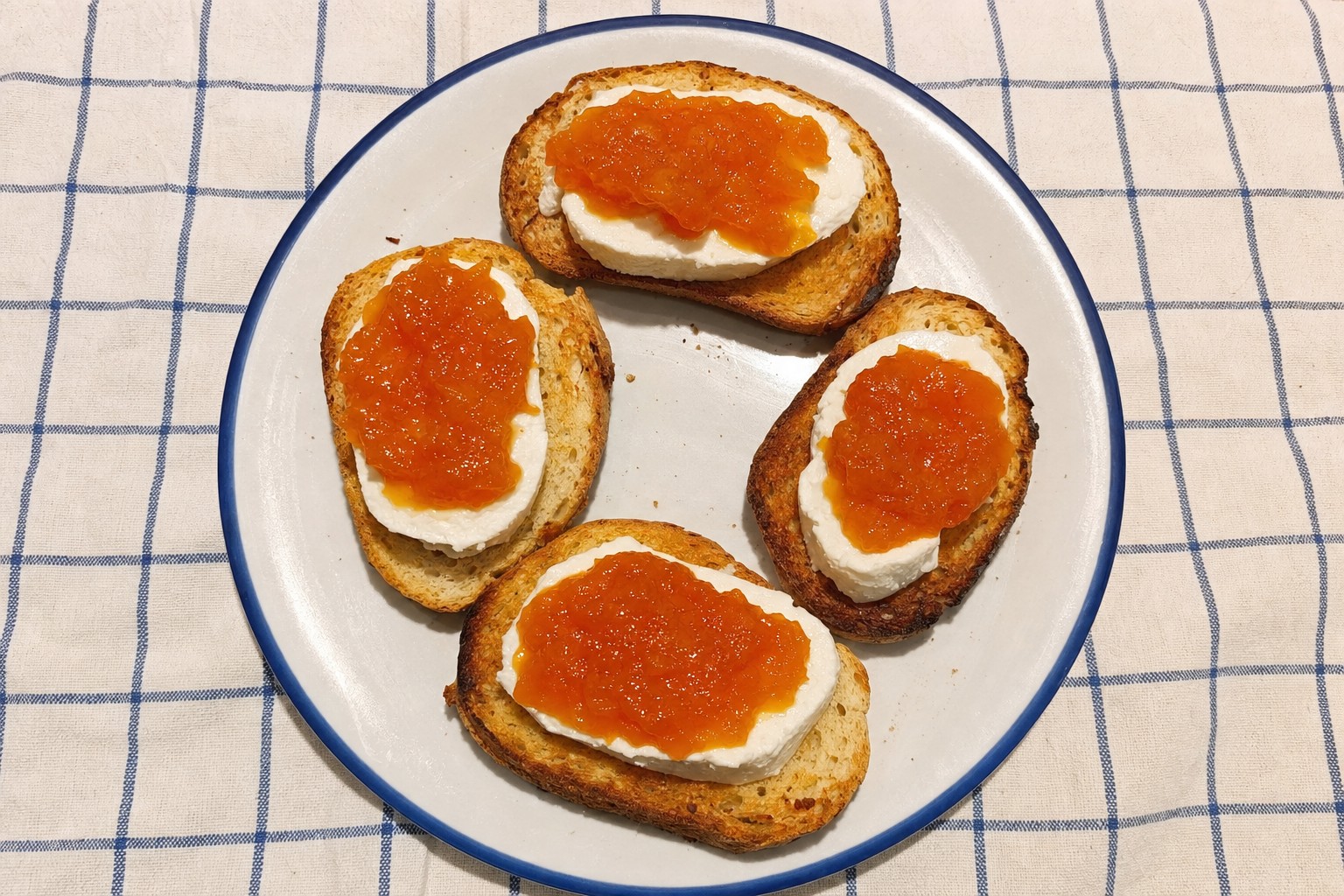 Pão Torrado com Queijo Fresco e Doce de Abóbora