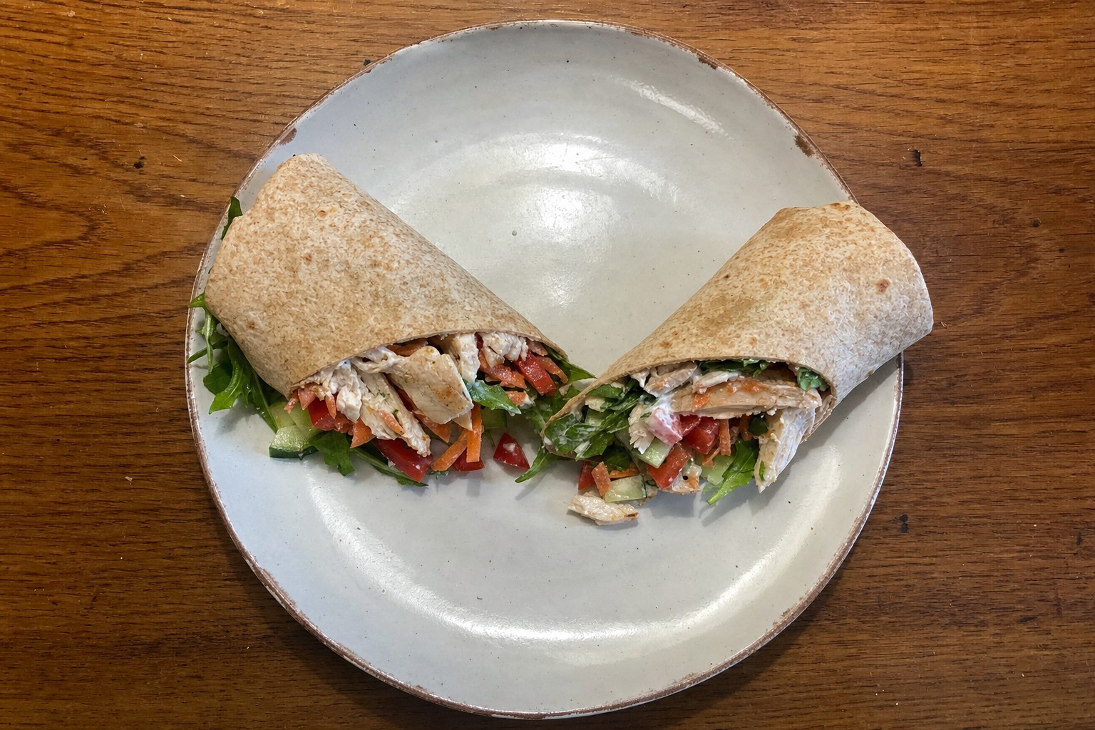 Wrap Integral de Frango Grelhado e Legumes Frescos