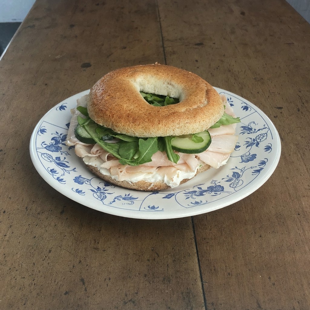 Bagel proteico rápido com queijo creme light e peru