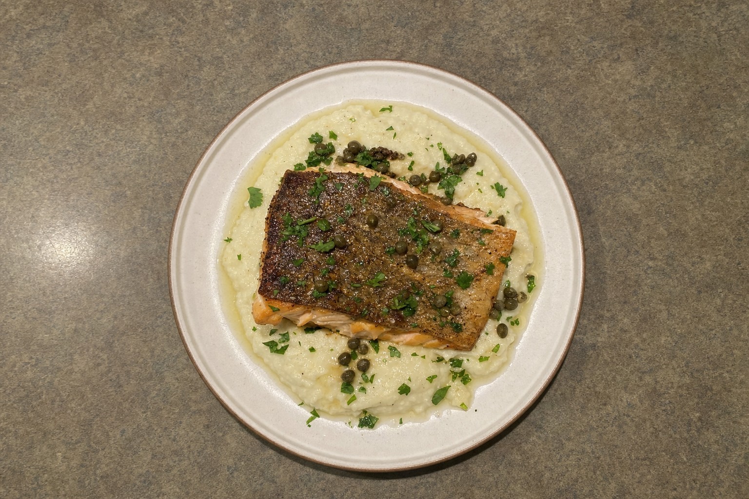 Salmão com Puré de Couve-Flor e Alcaparras