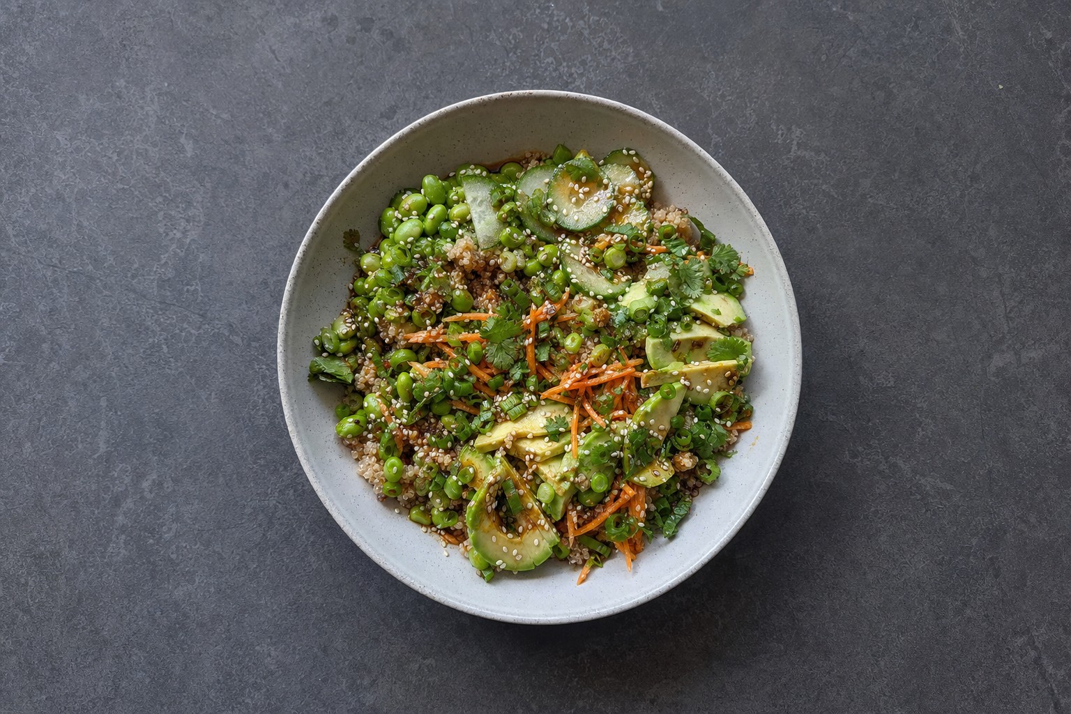 Tigela de Quinoa e Edamame com Molho de Soja e Sésamo