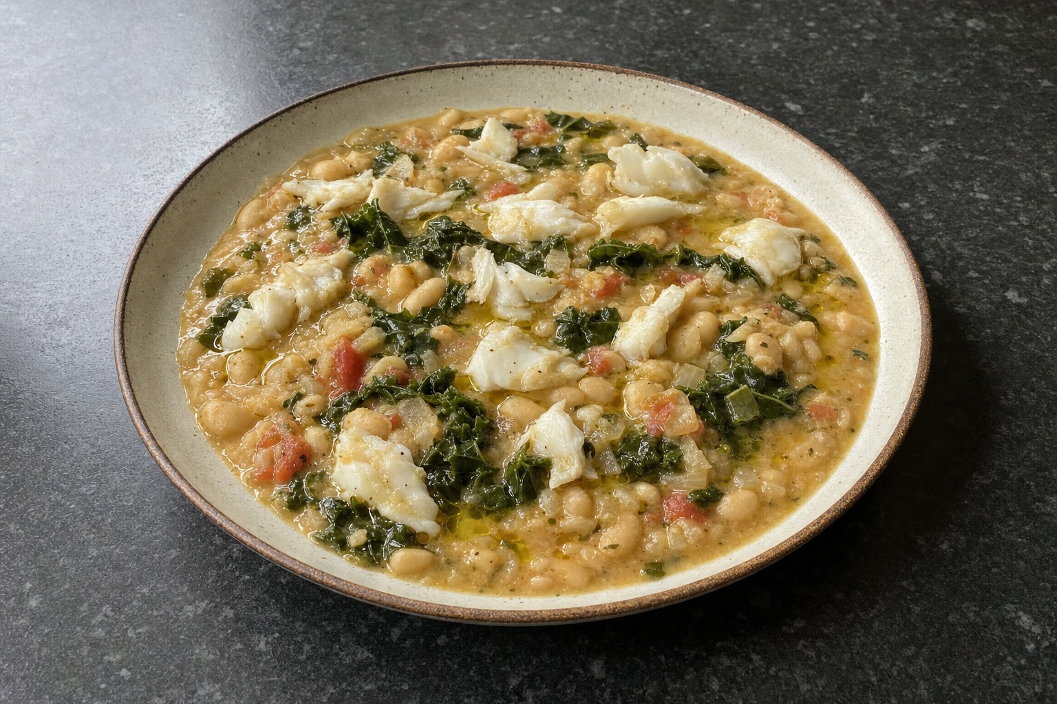 Bacalhau com feijão branco e couve