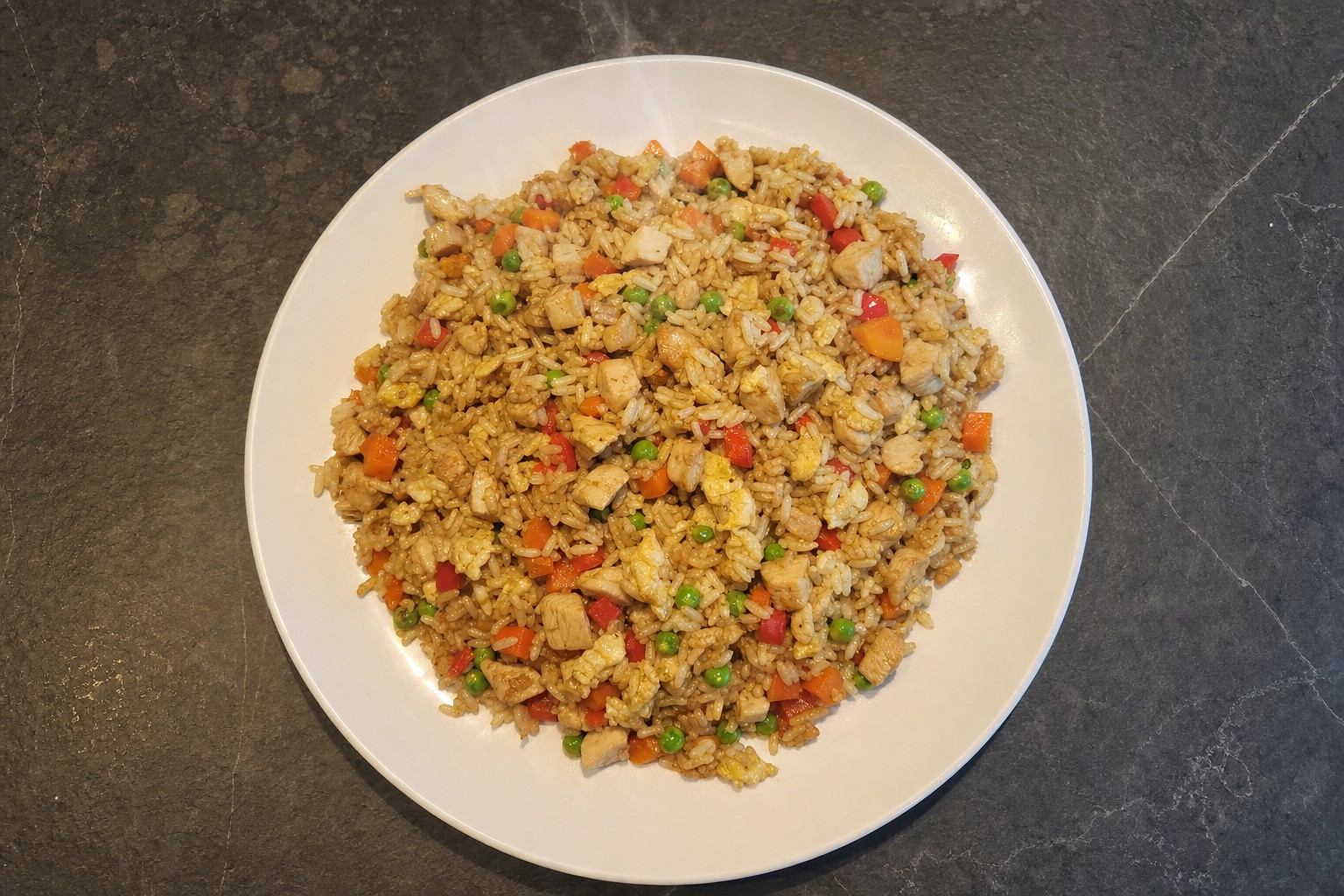 Arroz salteado de frango com legumes