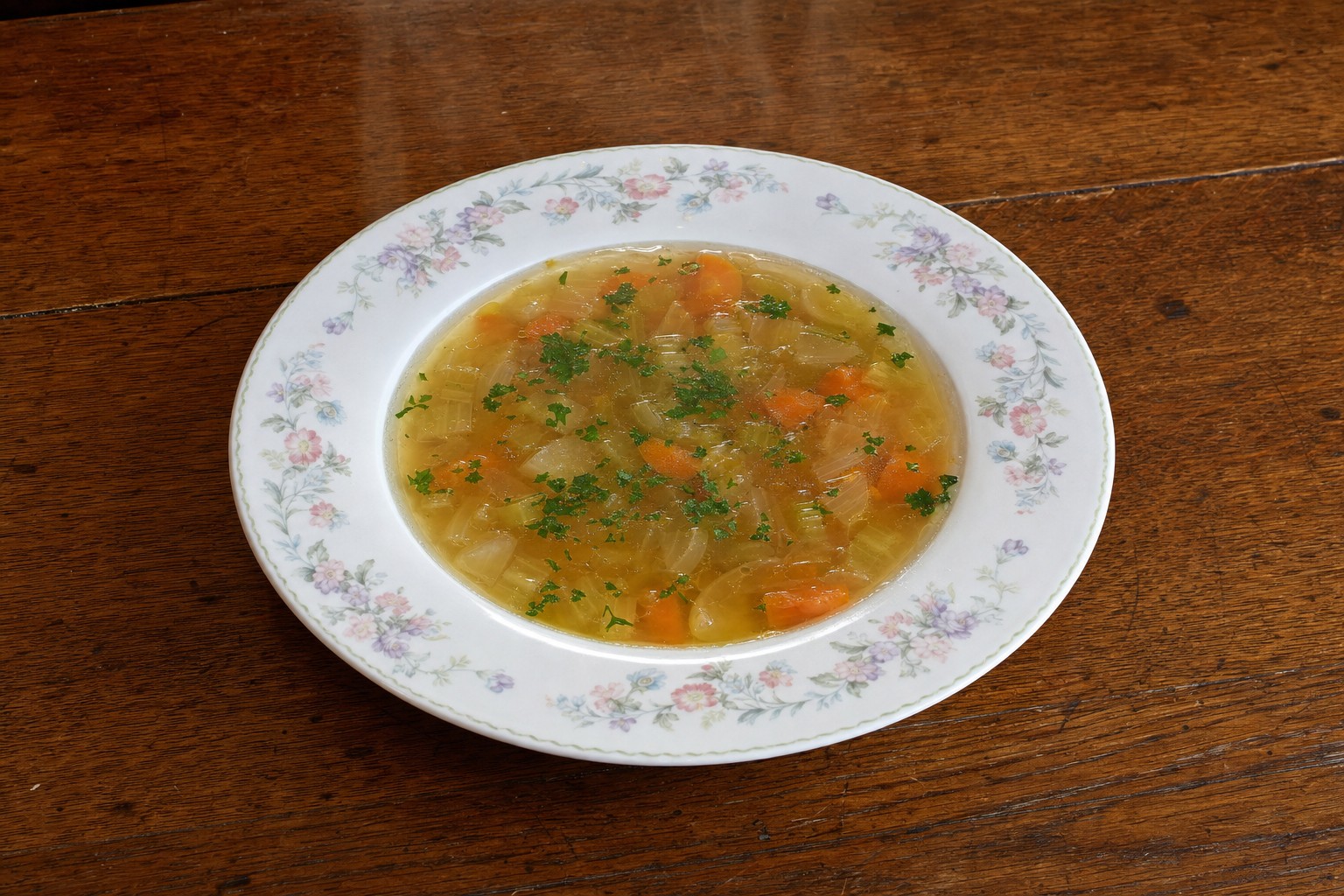 Caldo de ossos com legumes e ervas