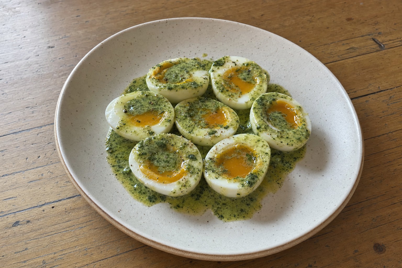 Ovos verdes com molho de ervas e alho