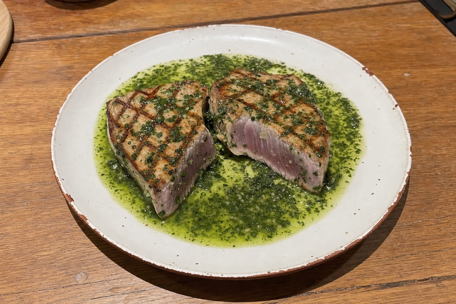 Bife de atum grelhado com vinagrete de coentros