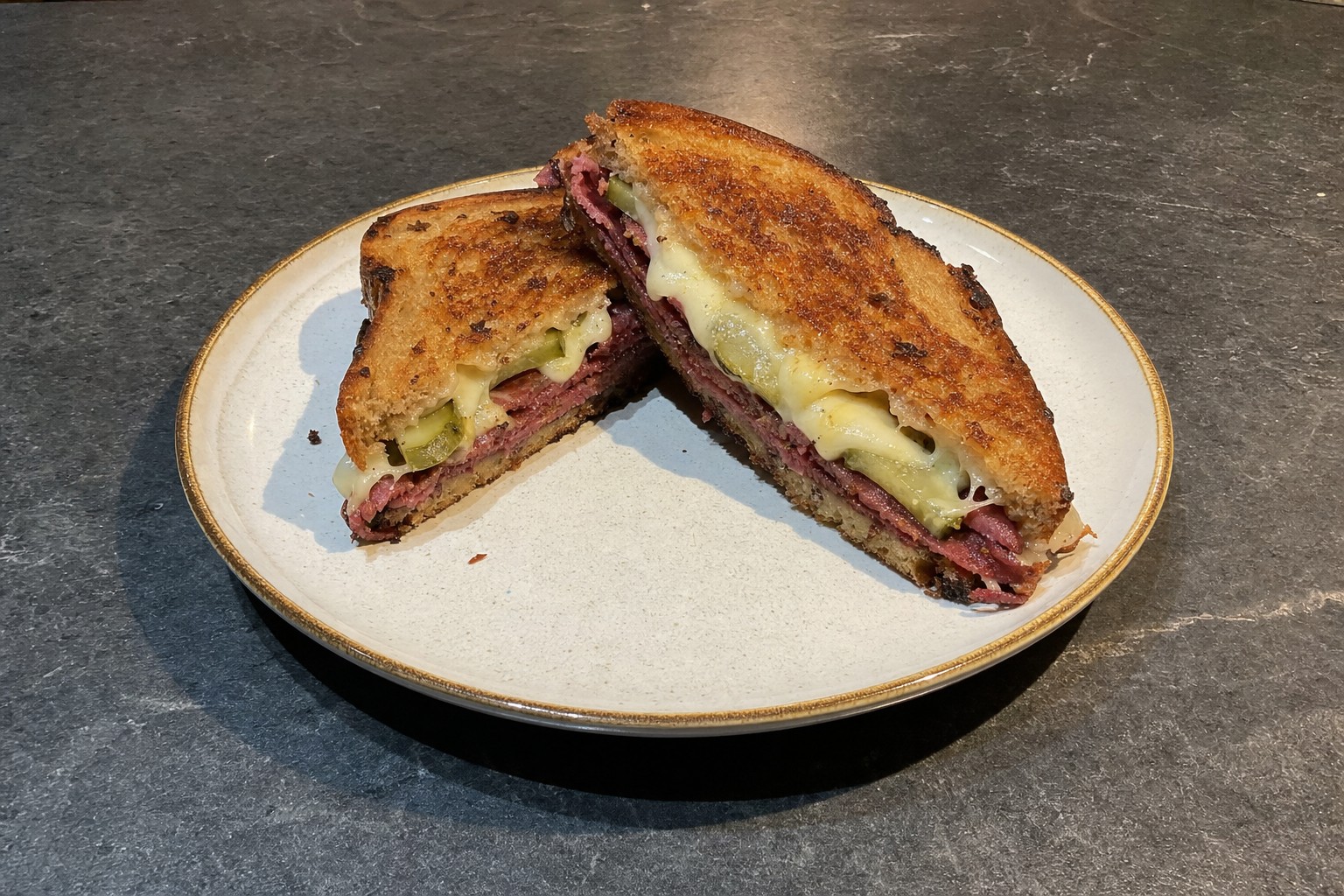 Tosta de Pastrami com Queijo Derretido