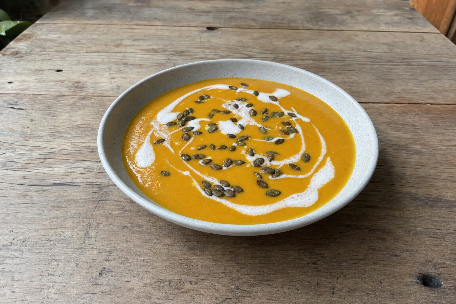 Sopa de abóbora com gengibre e coco