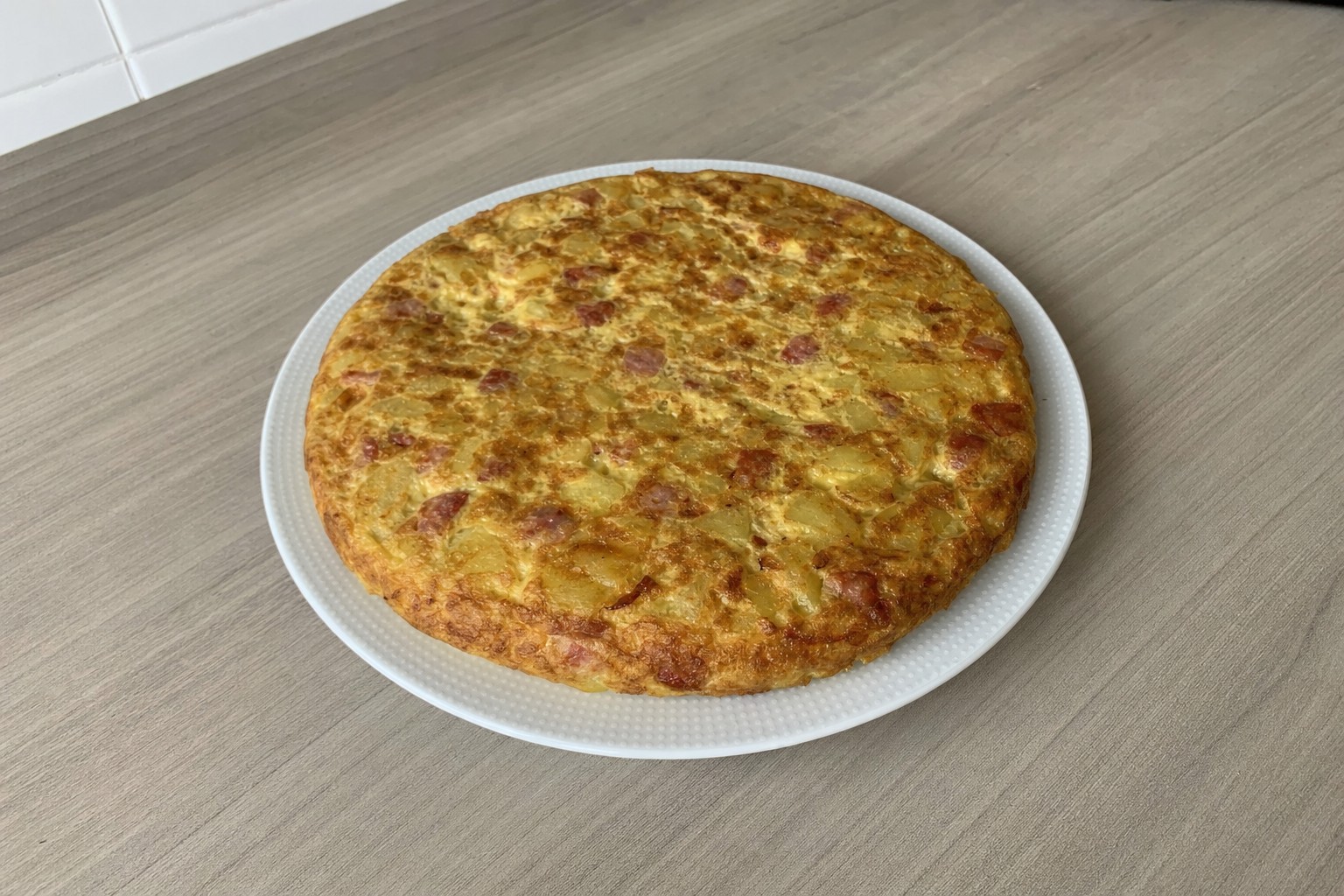 Tortilha portuguesa com batata e chouriço