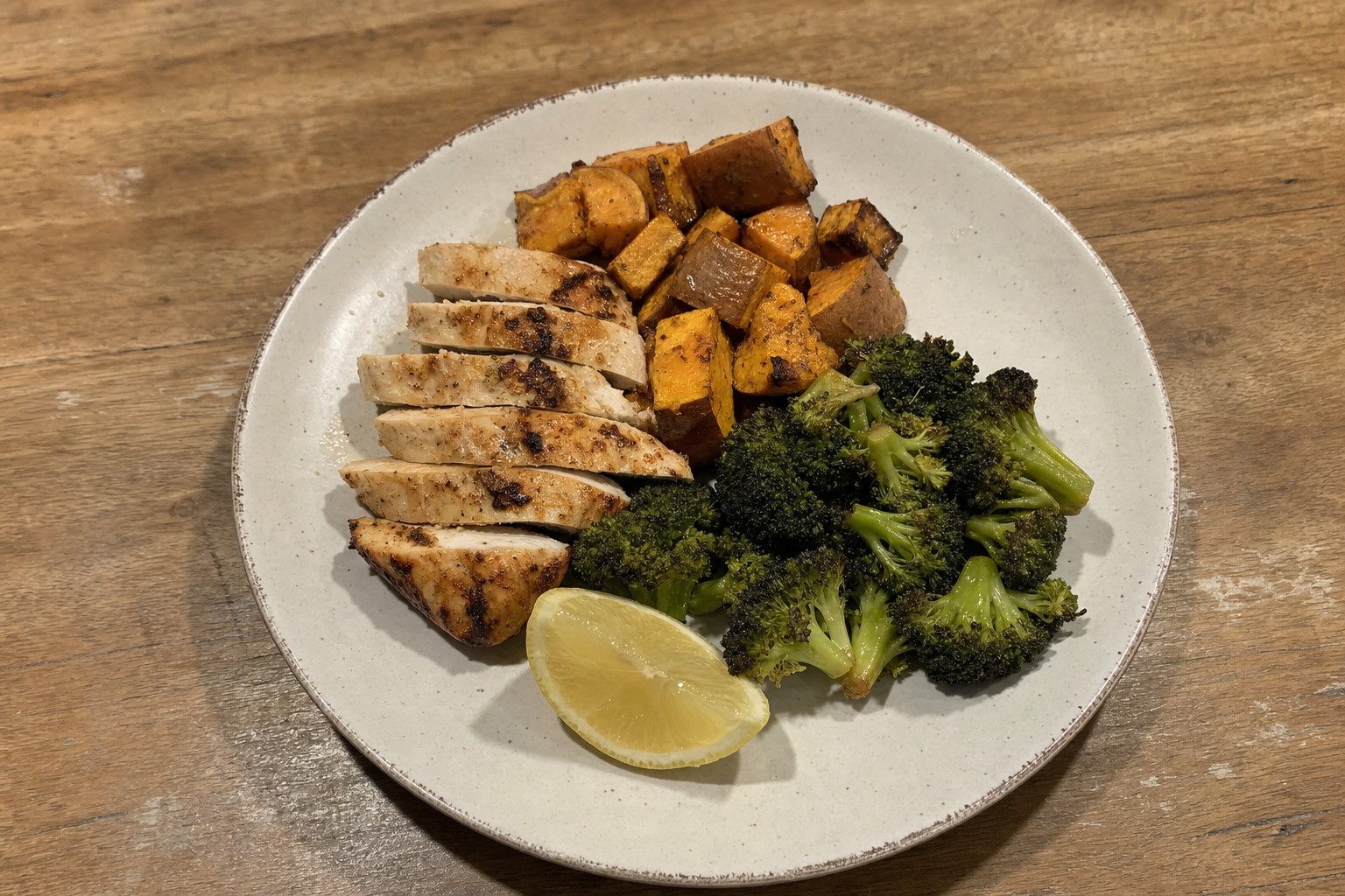 Tigela de Frango Assado com Batata-Doce e Brócolos
