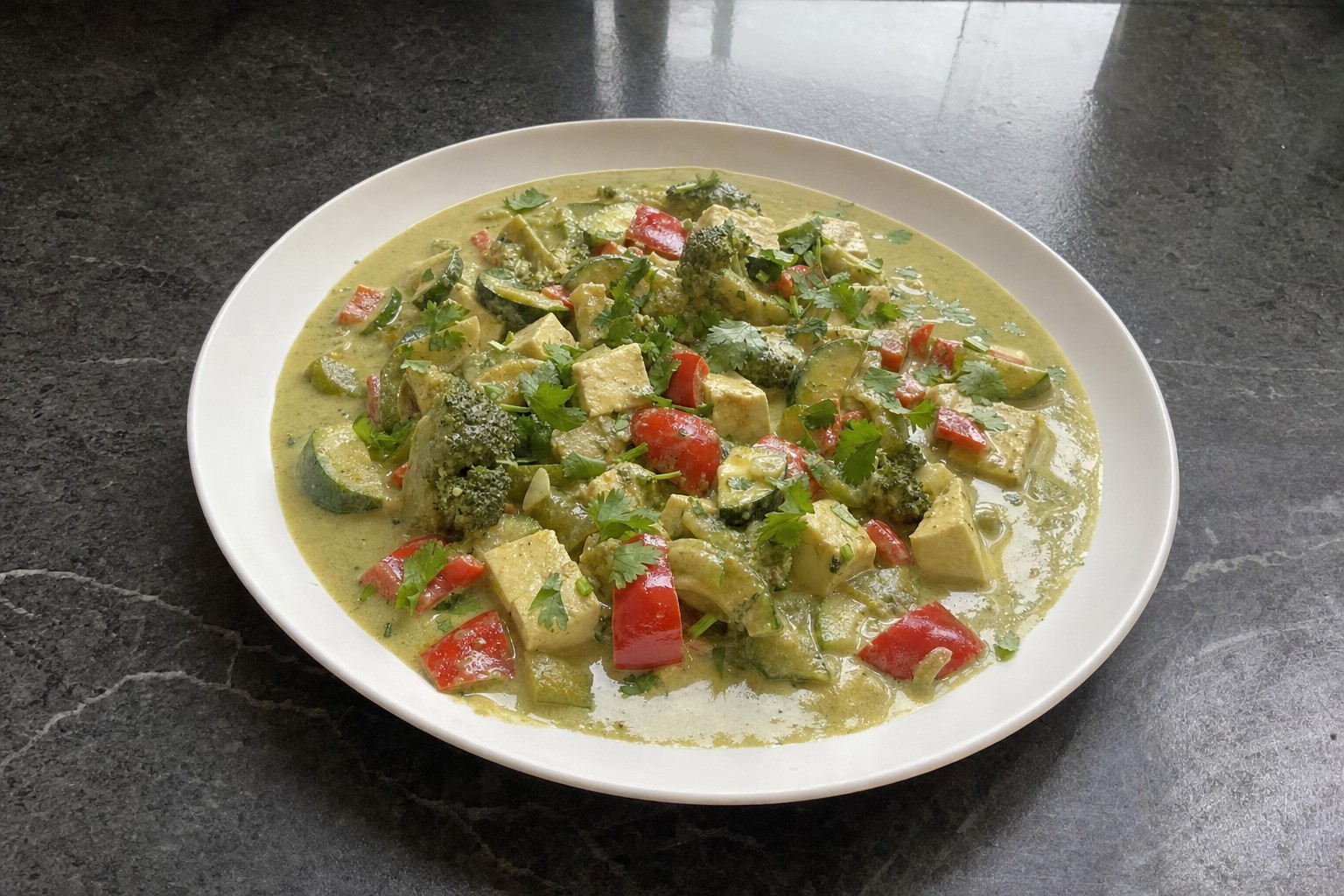 Caril Verde Vegano de Tofu e Legumes