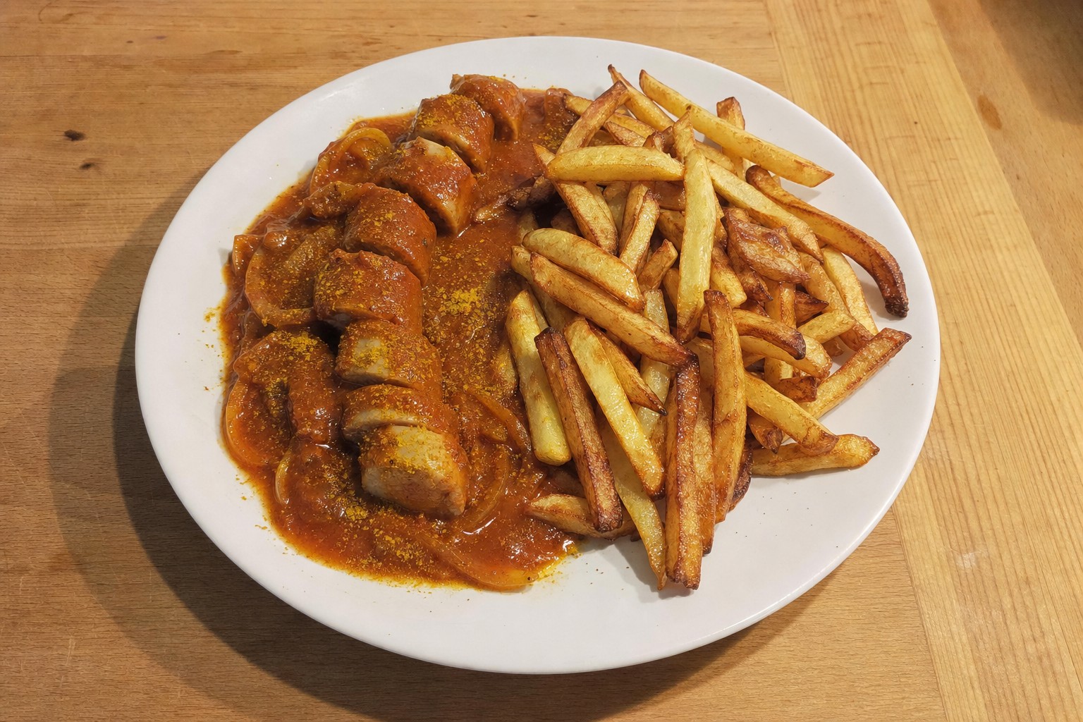 Currywurst com batata frita