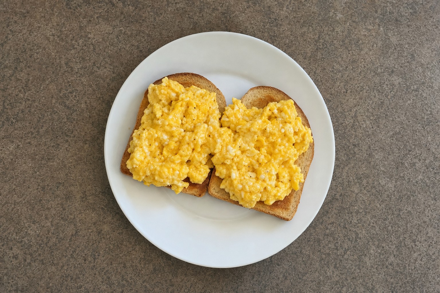 Ovos mexidos com pão torrado