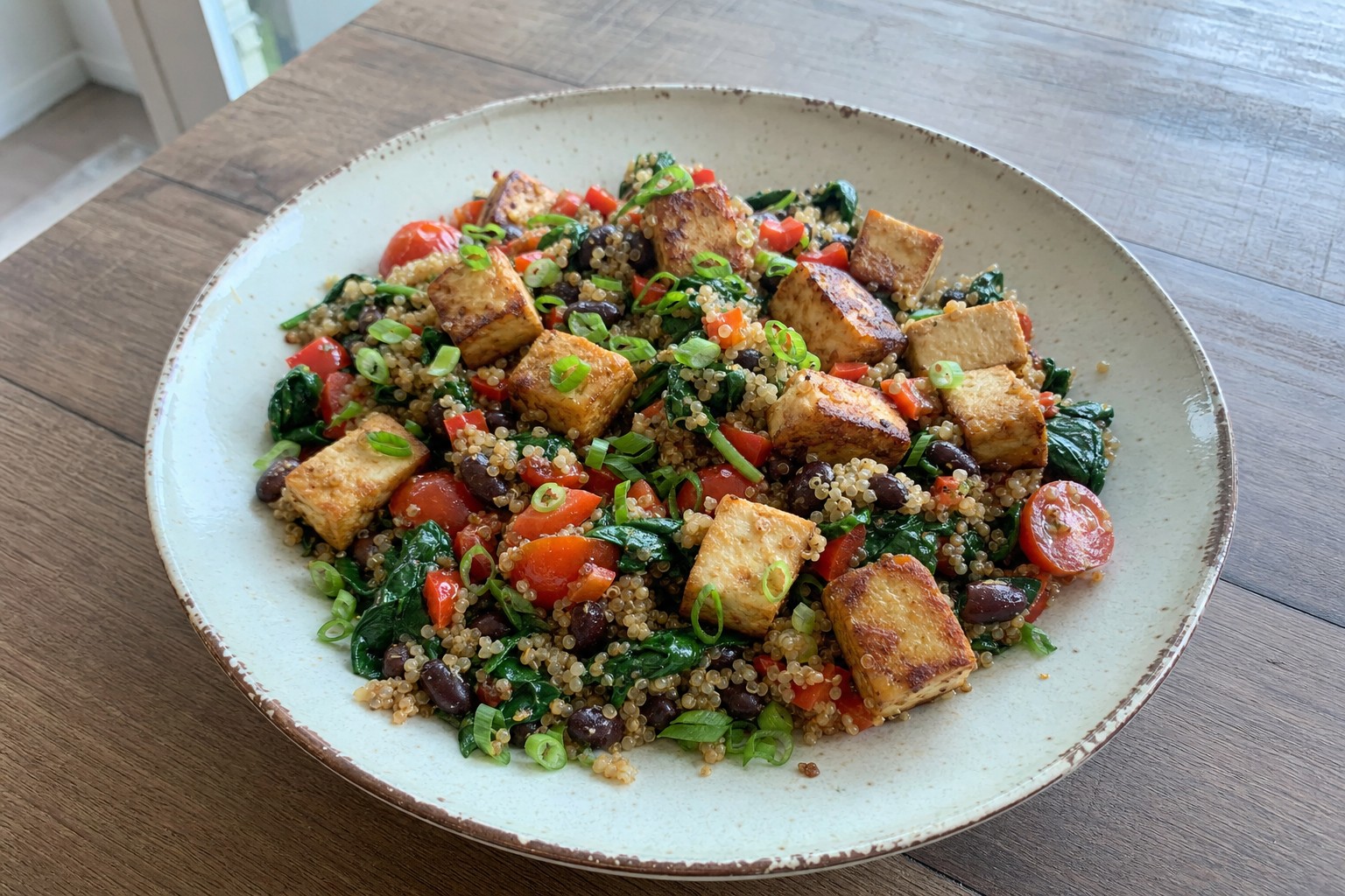 Salada Morna de Quinoa, Feijão Preto e Tofu Grelhado
