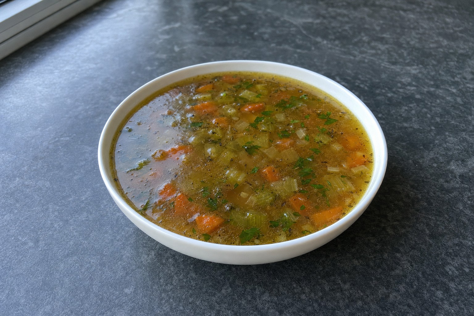 Caldo de legumes português com ervas