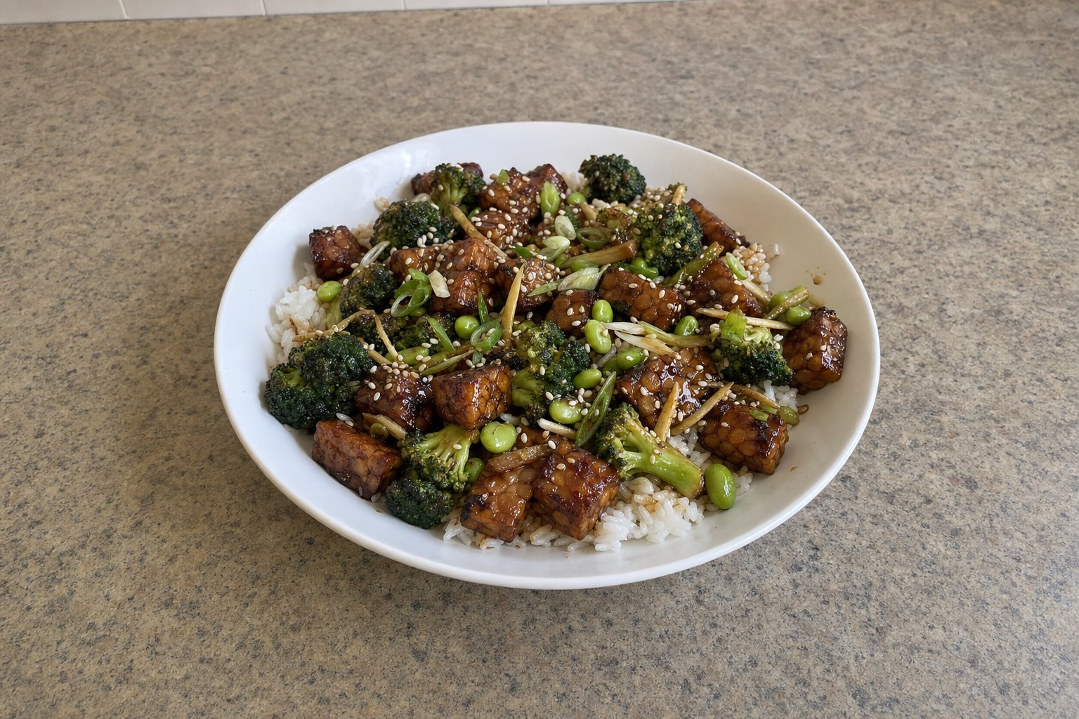 Bowl de Tempeh Teriyaki com Edamame