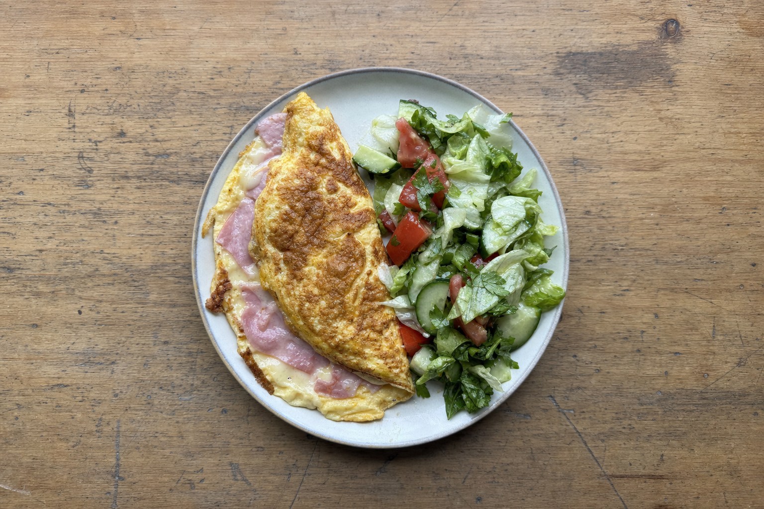 Omelete Recheada com Queijo e Fiambre com Salada