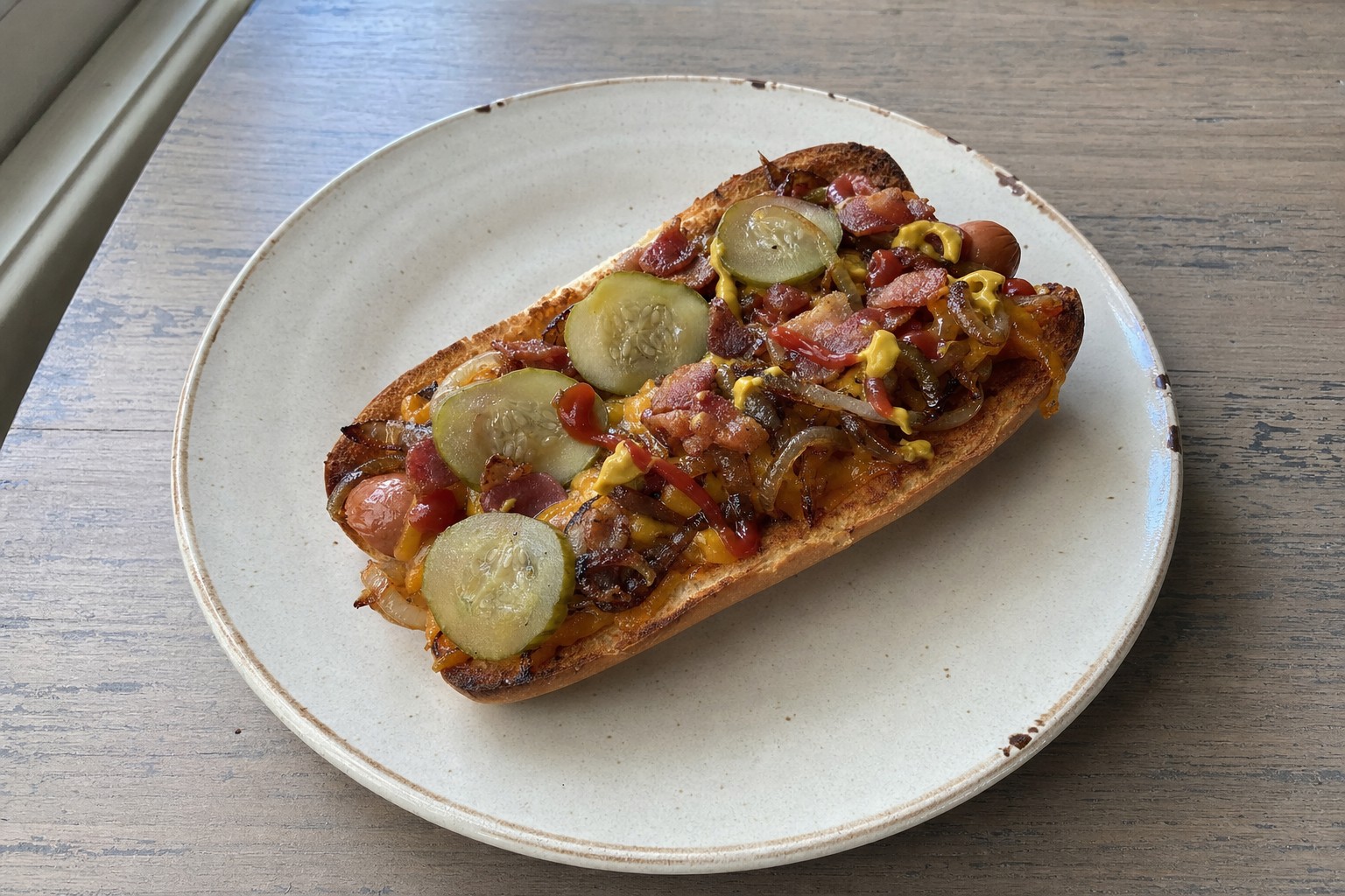 Hot Dog Carregado com Cebola Caramelizada, Bacon e Cheddar