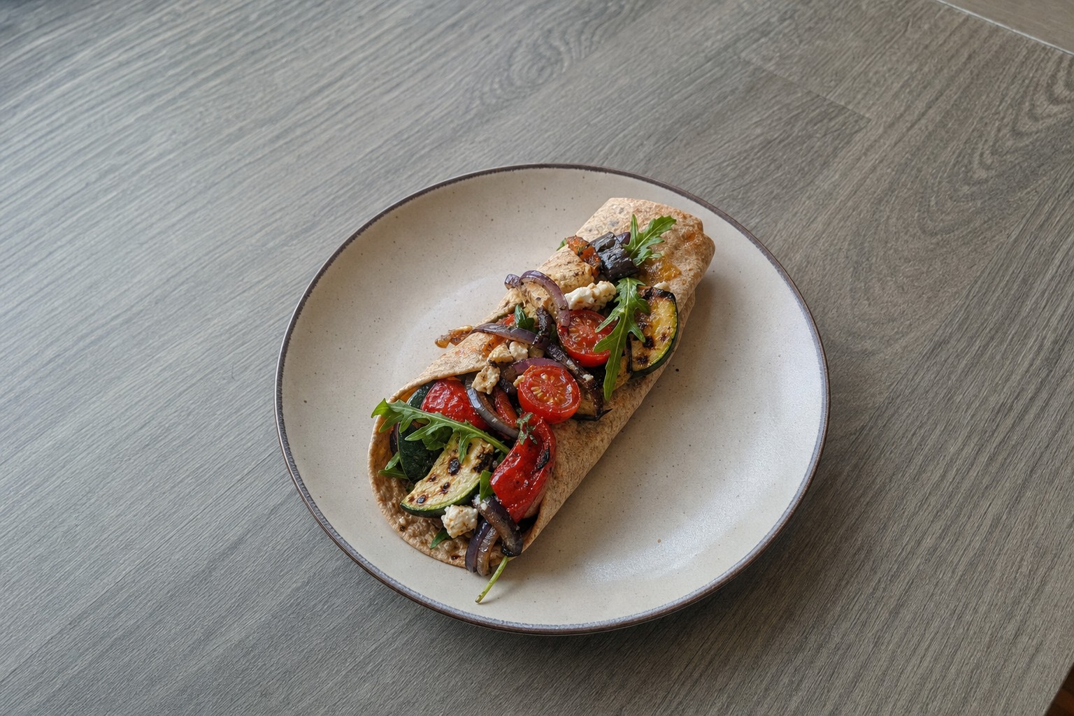 Wrap de Legumes Grelhados com Húmus e Feta