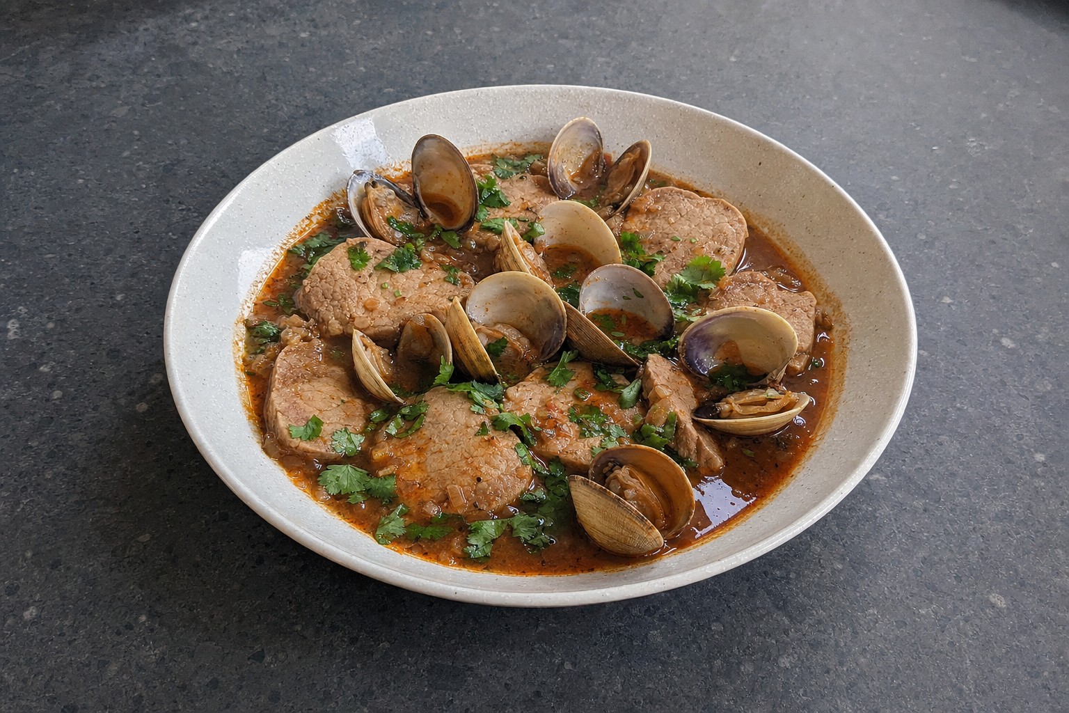 Lombinhos de porco com amêijoas e coentros