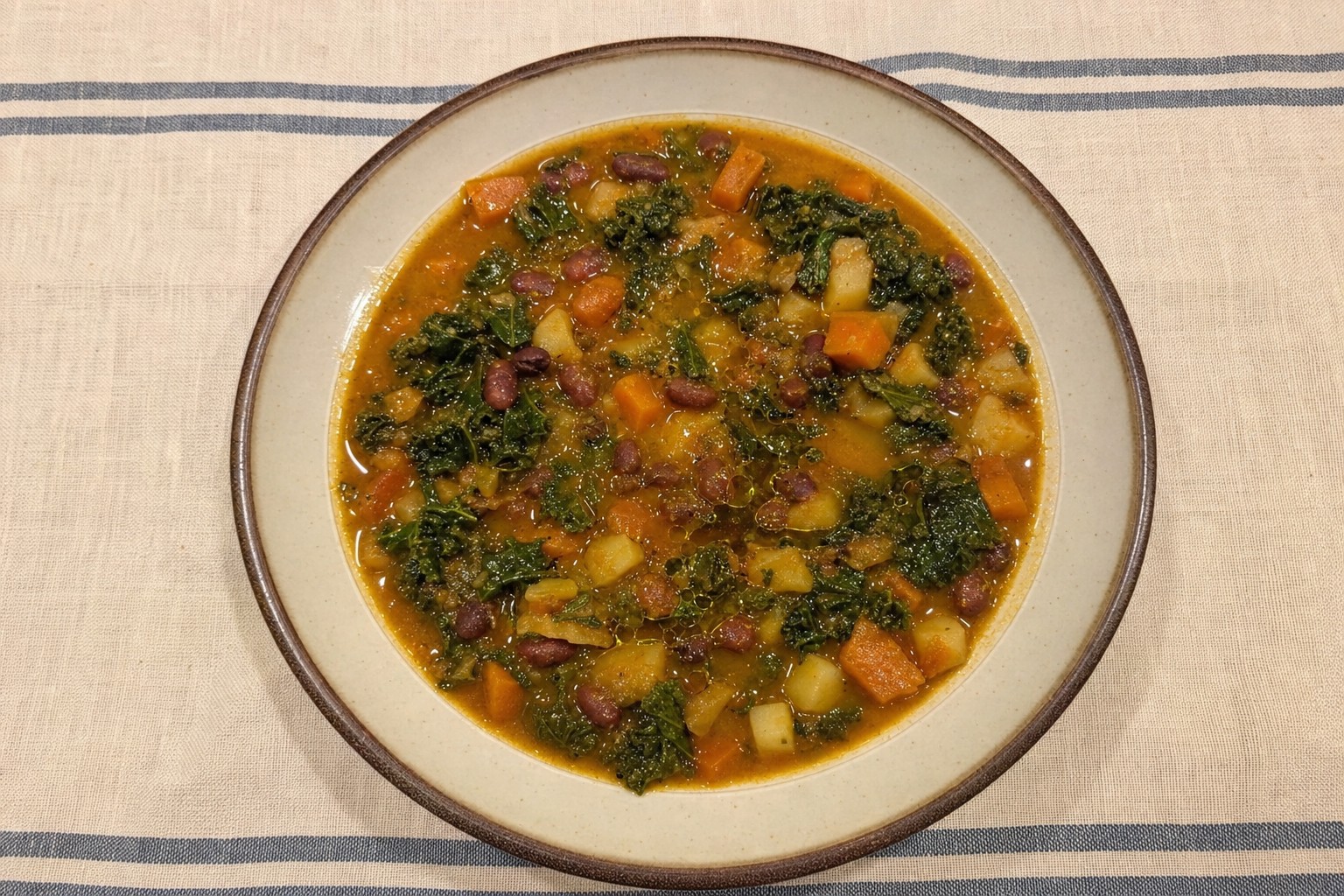 Sopa de feijão com couve e cenoura