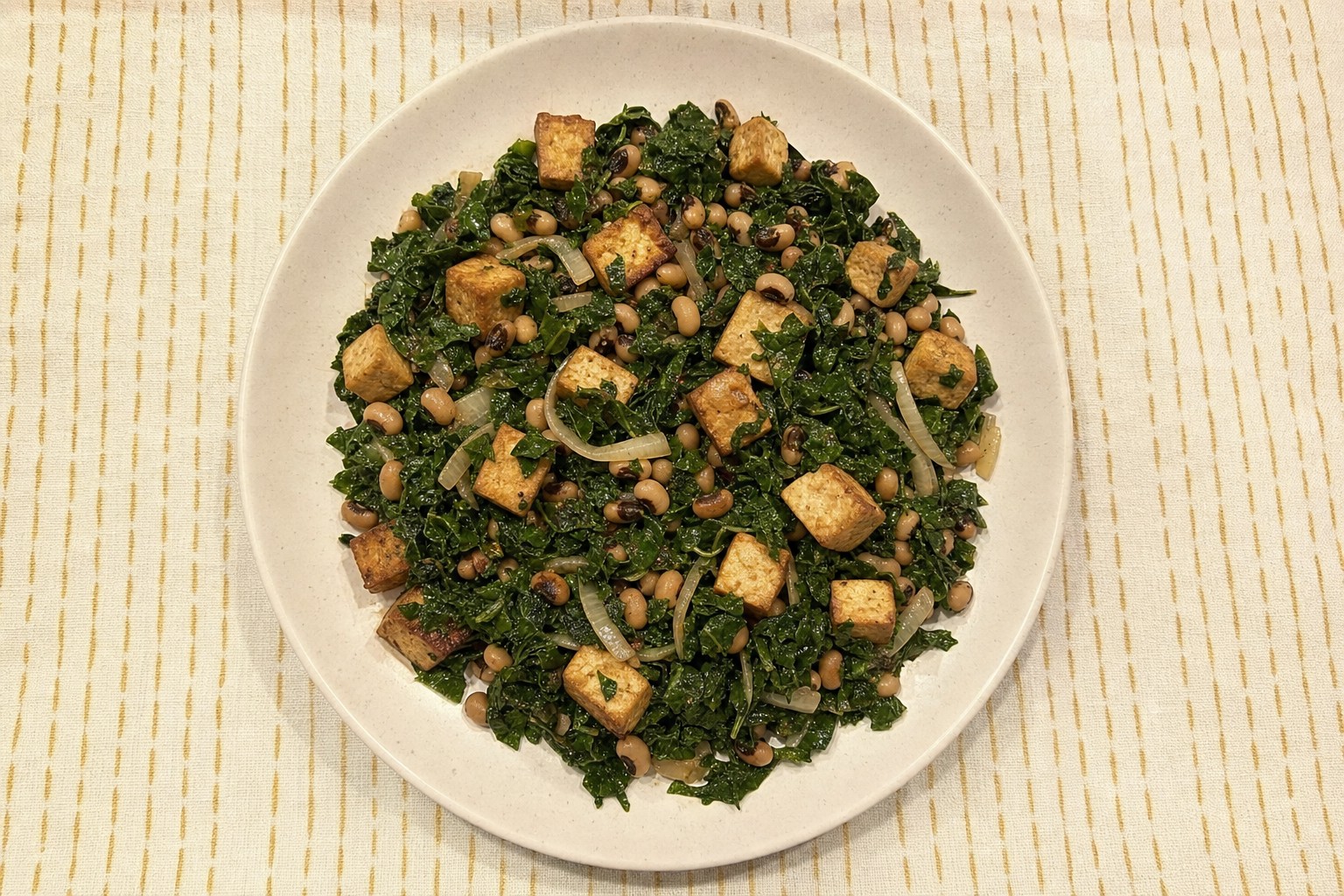 Tofu Fumado Salteado com Couve e Feijão-Frade