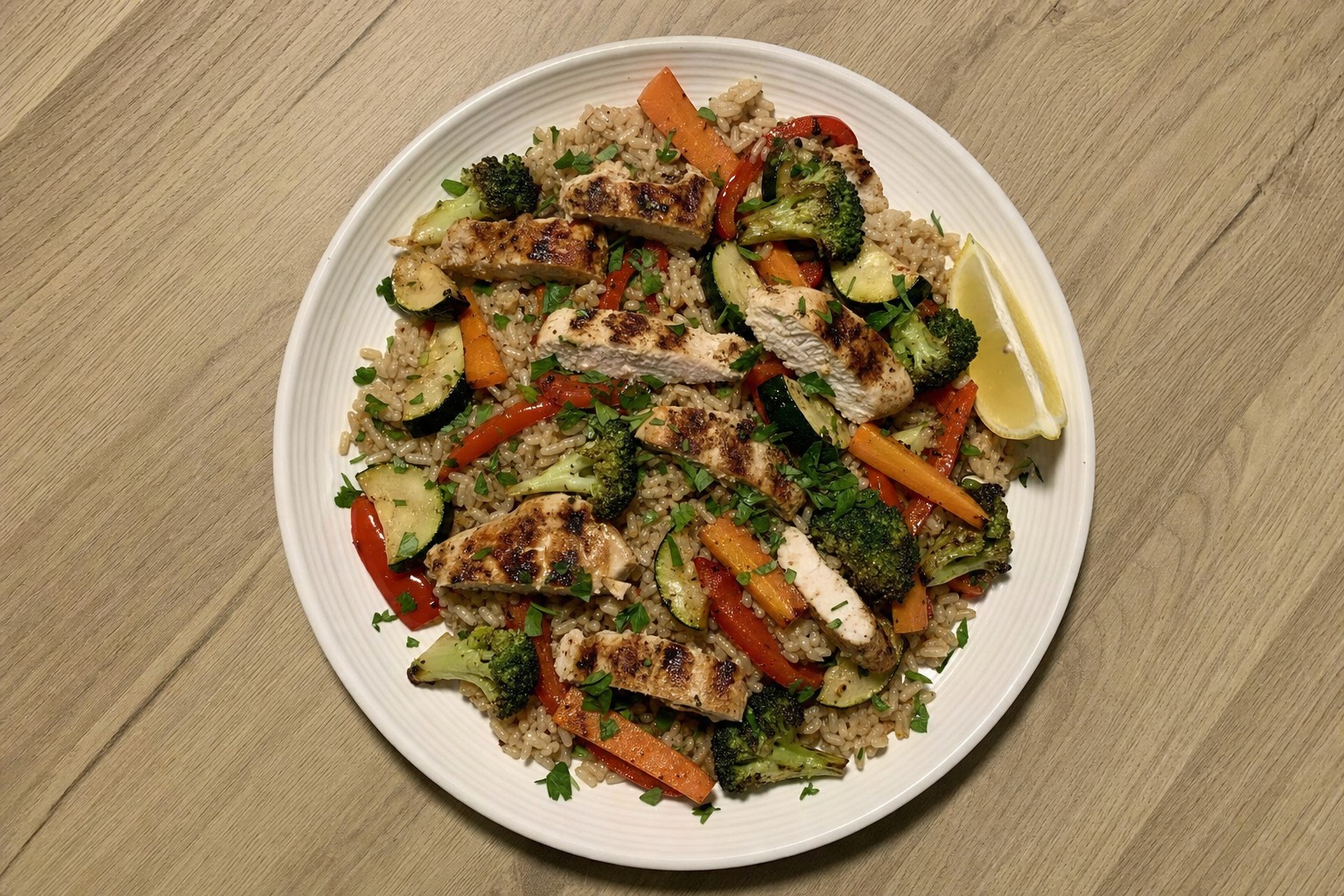 Frango Grelhado com Arroz Integral e Legumes Assados