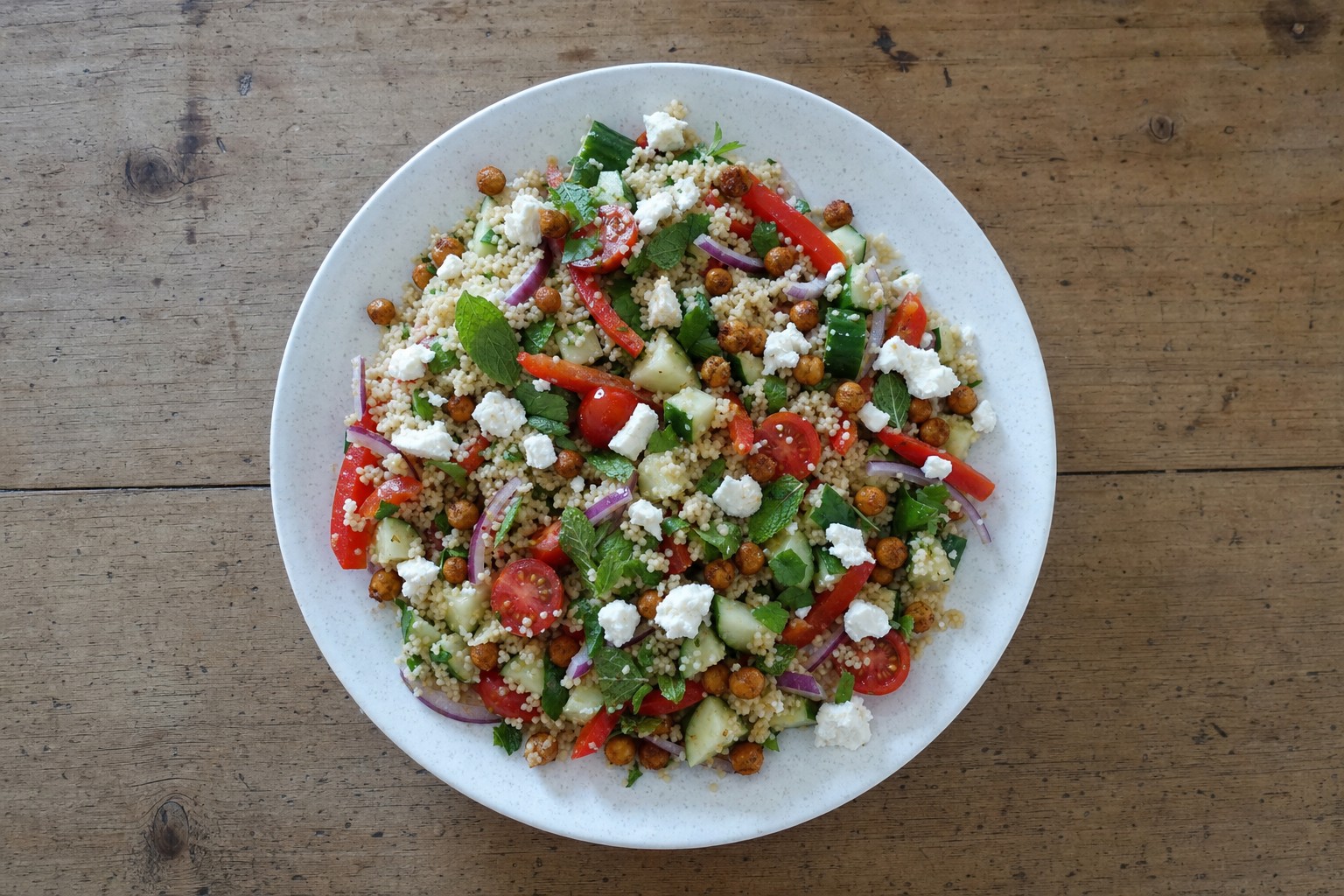 Bowl Frio de Cuscuz com Legumes Crocantes e Hortelã