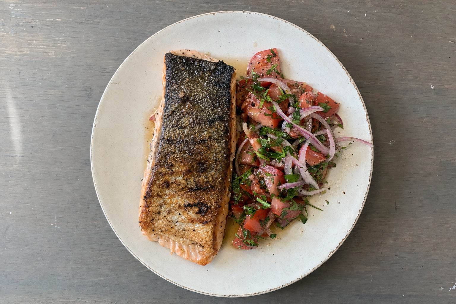 Salmão Grelhado com Salada de Tomate